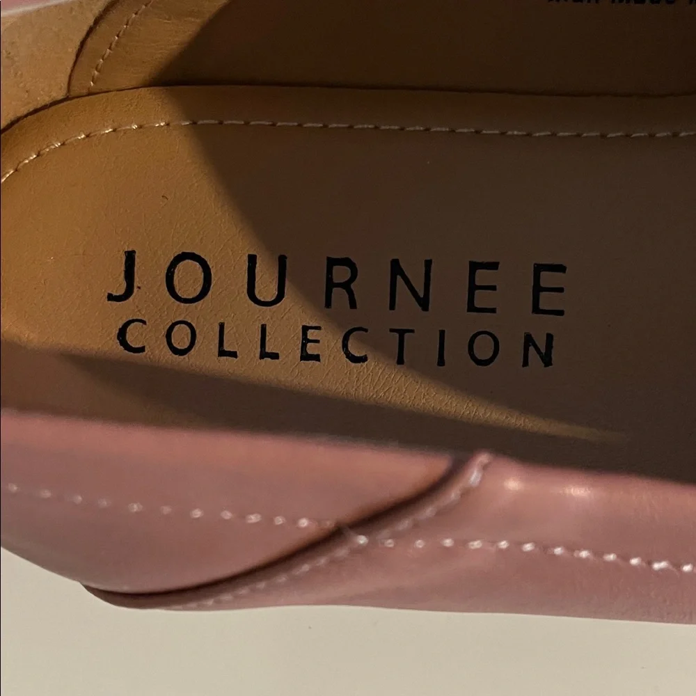 Journee Collection Women's‎ Wide With true comfort, foam slip on Flats Size W 9